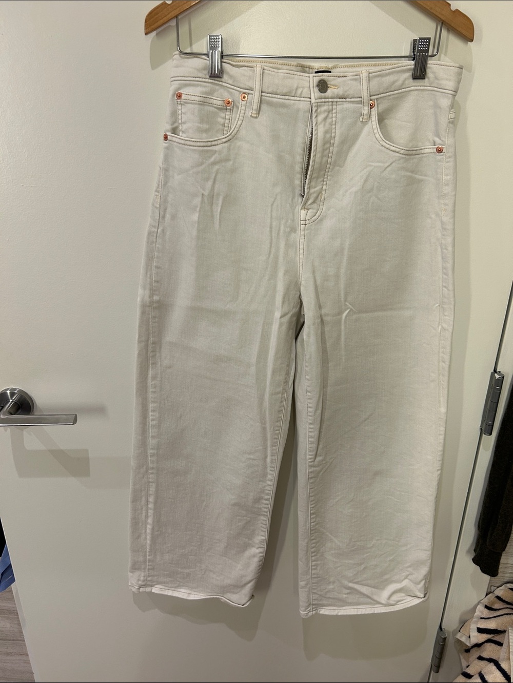 GAP Women's Off-White Cropped Straight Jeans